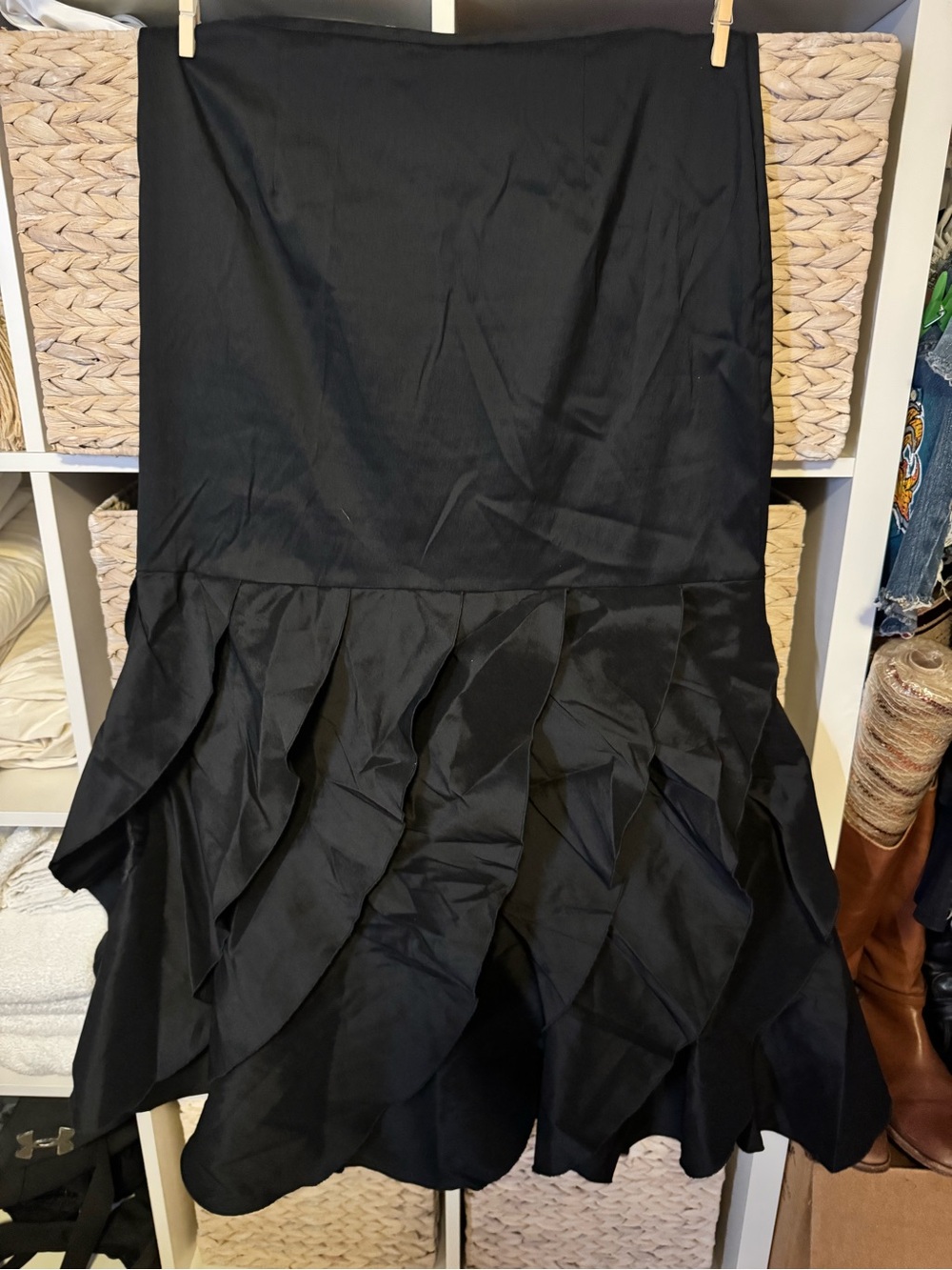 Large Black Ruffle Hem Women's Skirt - Unbranded